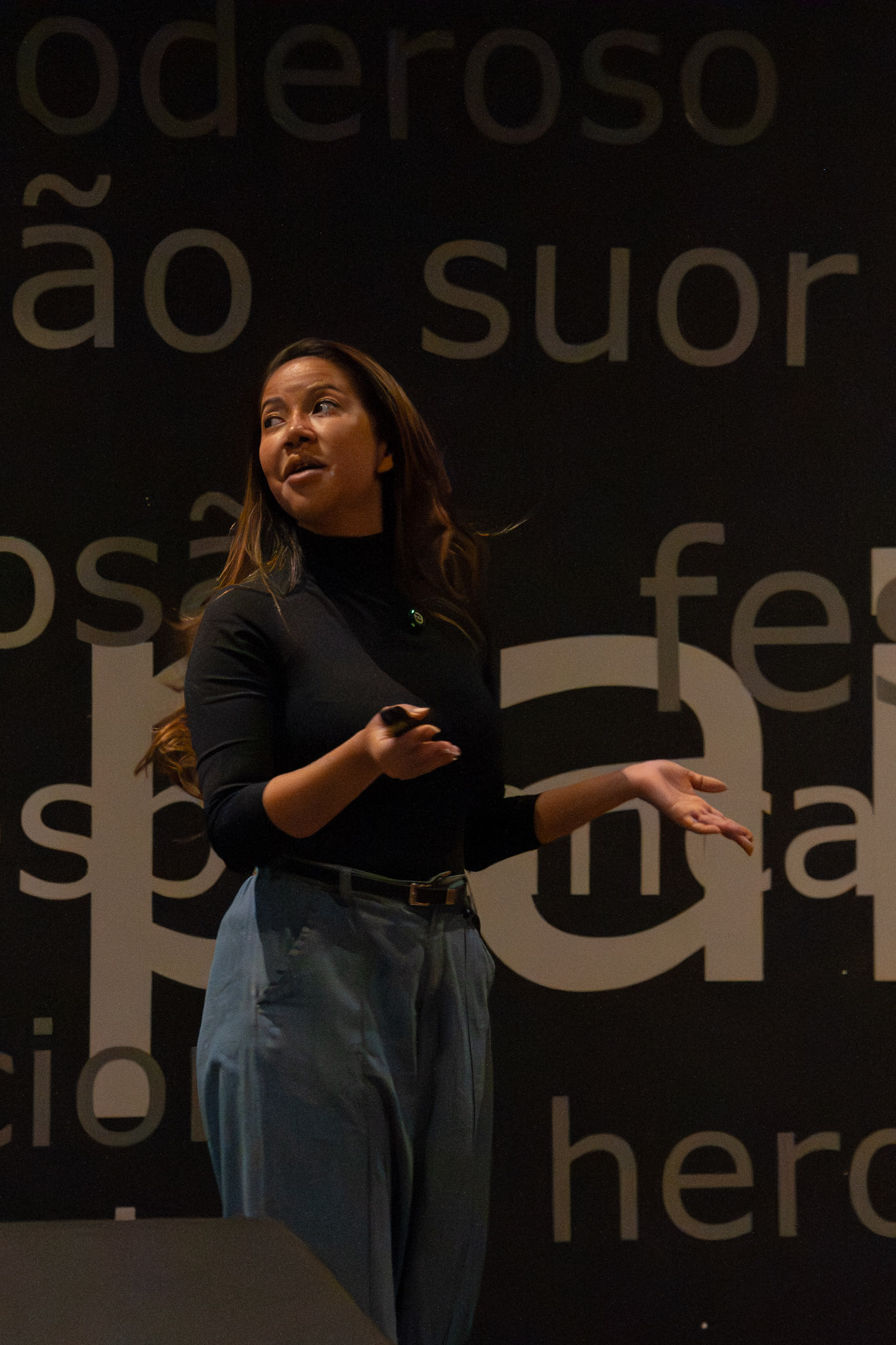 Danièle Akamine em palestra institucional